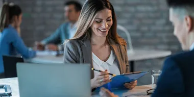 Mujer conversando sobre finanzas con un asesor